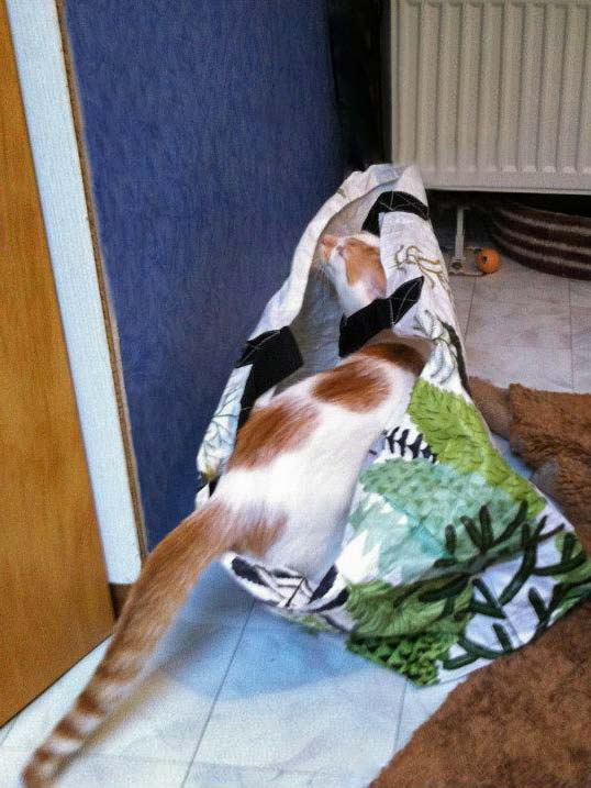 Toni guckt nach, ob auch wirklich alles aus der Geschenketasche raus ist / © 2013 Arche KaNaum (DN)