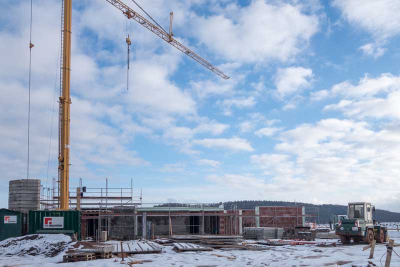 Trotz Wintereinbruch: Das Erdgeschoss (samt Decke!) unseres Tierhauses ist fertig! / © 2014 Arche KaNaum (NH)