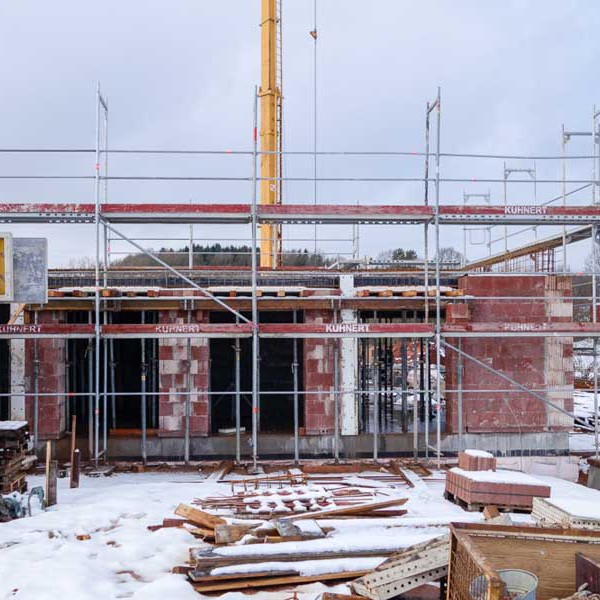 Trotz Wintereinbruch: Das Erdgeschoss (samt Decke!) unseres Tierhauses ist fertig! / © 2013 Arche KaNaum (NH)