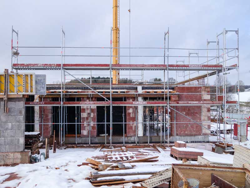 Trotz Wintereinbruch: Das Erdgeschoss (samt Decke!) unseres Tierhauses ist fertig! / © 2013 Arche KaNaum (NH)