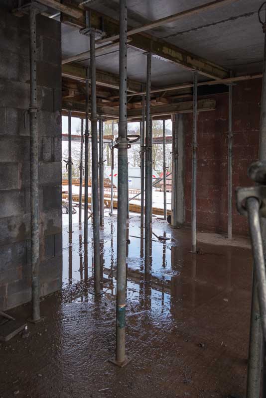 Ein Dschungel aus Stützen zur Stabilisierung der Erdgeschoss-Decke / © 2014 Arche KaNaum (NH)