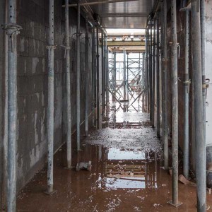 Ein Dschungel aus Stützen im zukünftigen Flur zur Stabilisierung der Erdgeschoss-Decke / © 2014 Arche KaNaum (NH)