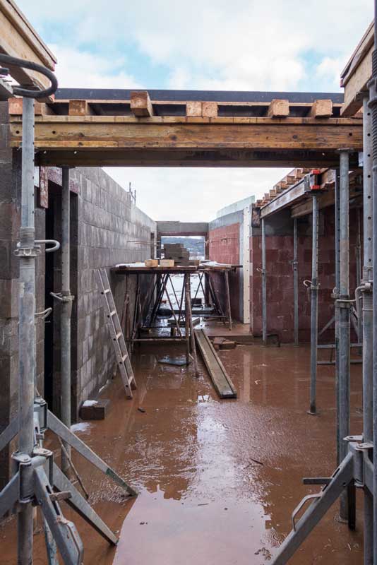 Blick durch den Flur in Richtung Ostflügel / © 2014 Arche KaNaum (NH)