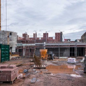 Die Maurerarbeiten für das Obergeschoss haben begonnen! / © 2014 Arche KaNaum (NH)