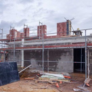 Die Maurerarbeiten für das Obergeschoss haben begonnen! / © 2014 Arche KaNaum (NH)