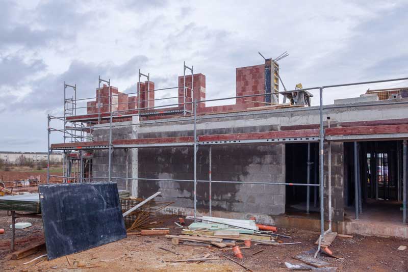 Die Maurerarbeiten für das Obergeschoss haben begonnen! / © 2014 Arche KaNaum (NH)