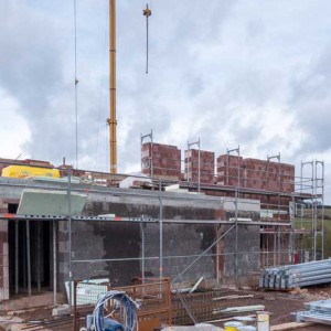 Die Maurerarbeiten für das Obergeschoss haben begonnen! / © 2014 Arche KaNaum (NH)