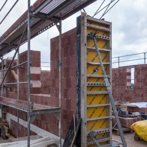 Die Arbeiten am Obergeschoss unseres Tierhauses gehen weiter / © 2014 Arche KaNaum (NH)