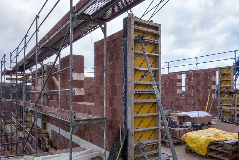 Die Arbeiten am Obergeschoss unseres Tierhauses gehen weiter / © 2014 Arche KaNaum (NH)