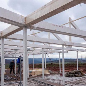 Die Unterkonstruktion für die Tierräume im Ostflügel wird aufgebaut / © 2014 Arche KaNaum (NH)