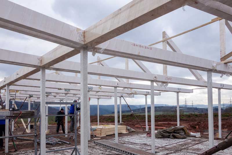 Die Unterkonstruktion für die Tierräume im Ostflügel wird aufgebaut / © 2014 Arche KaNaum (NH)