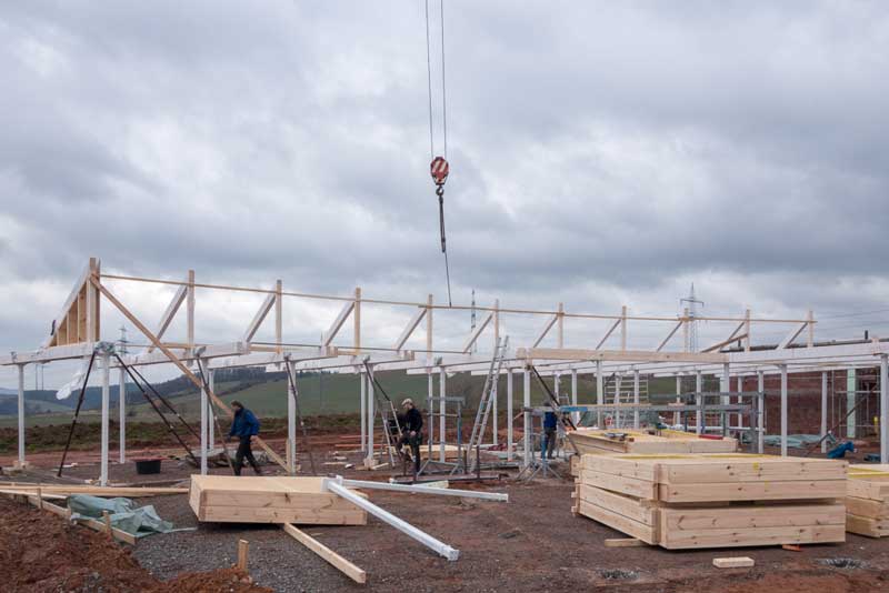 Die Unterkonstruktion für die Tierräume im Ostflügel wird aufgebaut / © 2014 Arche KaNaum (NH)