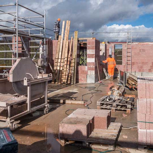 Die Arbeiten am Obergeschoss unseres Tierhauses gehen weiter / © 2014 Arche KaNaum (NH)