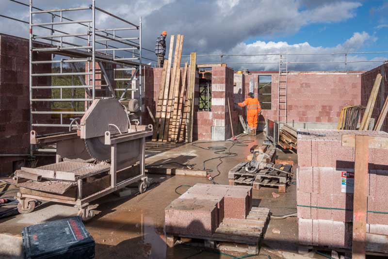 Die Arbeiten am Obergeschoss unseres Tierhauses gehen weiter / © 2014 Arche KaNaum (NH)