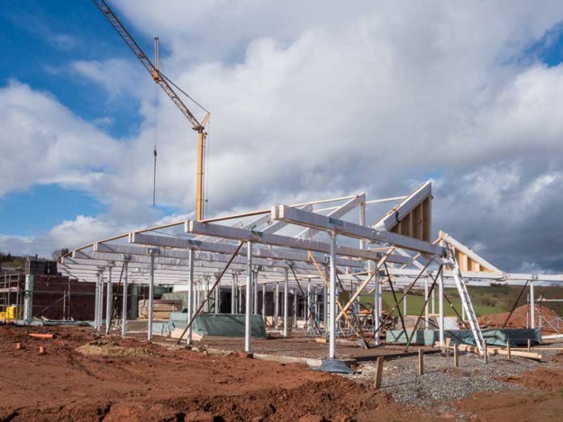 Die Unterkonstruktion für die Tierräume im Ostflügel wird aufgebaut / © 2014 Arche KaNaum (NH)