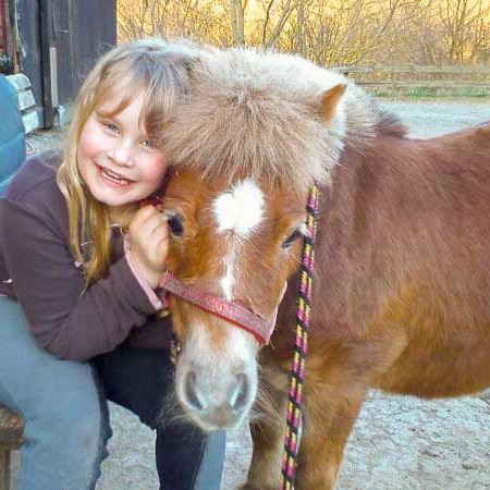 Pferd Emma mit ihrer lieben Pflegerin Louisa Pferd Emma mit ihrer lieben Pflegerin Louisa / © 2014 Arche KaNaum (LD)