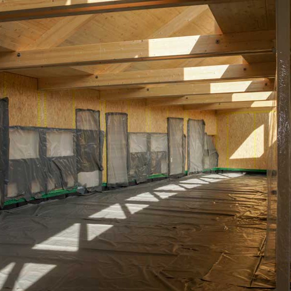 Um den Bodenaufbau beginnen zu können, wurden zunächst alle Öffnungen mit Folie verschlossen Um den Bodenaufbau beginnen zu können, wurden zunächst alle Öffnungen mit Folie verschlossen / © 2014 Arche KaNaum (DN)