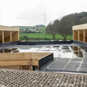 Blick aus dem Obergeschoss auf das Dach des Westflügels Blick aus dem Obergeschoss auf das Dach des Westflügels / © 2014 Arche KaNaum (DN)