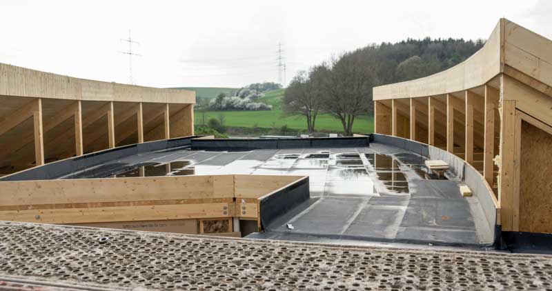 Blick aus dem Obergeschoss auf das Dach des Westflügels / © 2014 Arche KaNaum (DN)