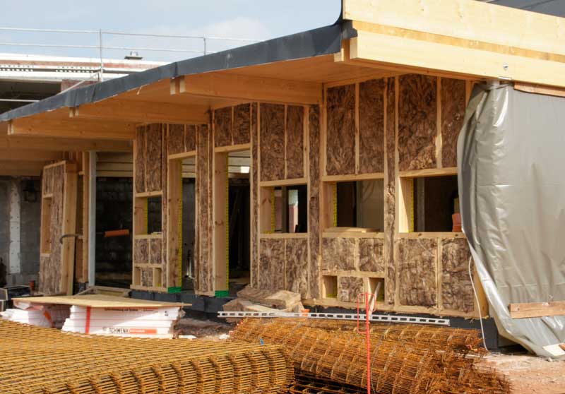 Eine Schicht der Außendämmung der Tierraum-Wände ist fertig / © 2014 Arche KaNaum (DN)