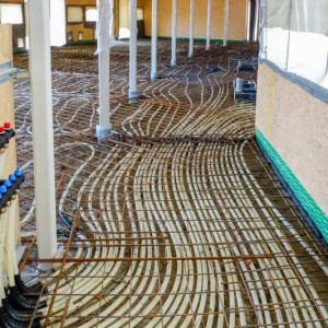 Leitungen für die Fußbodenheizung im Ostflügel Leitungen für die Fußbodenheizung im Ostflügel / © 2014 Arche KaNaum (NH)