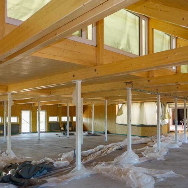 Die Leitungen der Fußbodenheizung sind nun sauber eingegossen / © 2014 Arche KaNaum (NH)