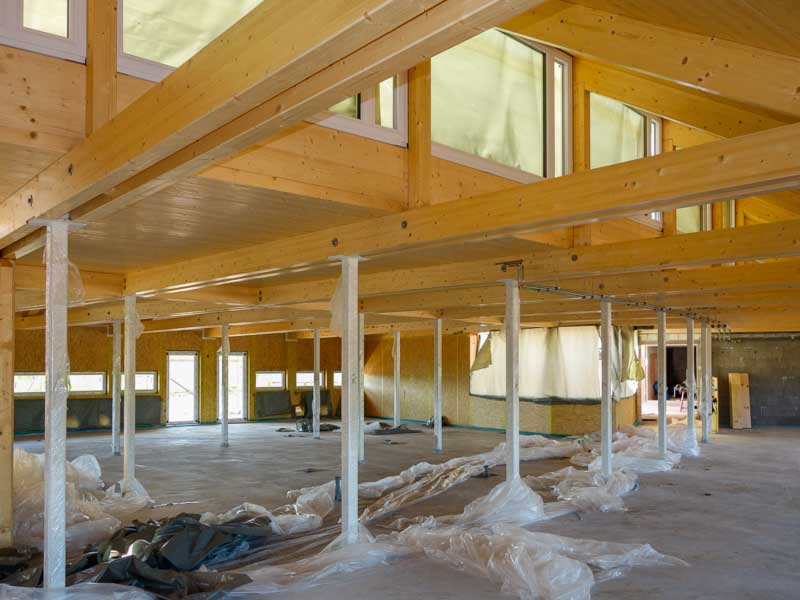 Die Leitungen der Fußbodenheizung sind nun sauber eingegossen / © 2014 Arche KaNaum (NH)