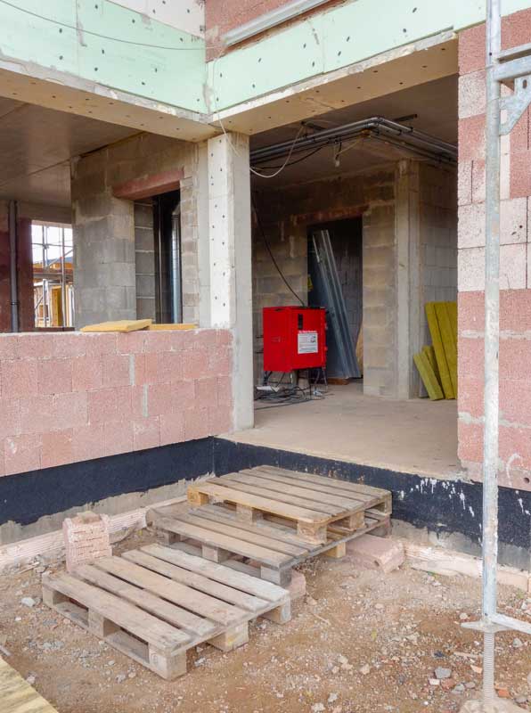 Die Treppe zum Haupteingang ist auch schon fertig ... ;-) / © 2014 Arche KaNaum (NH)