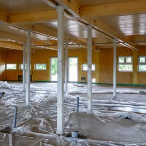 Die Leitungen der Fußbodenheizung sind nun sauber eingegossen / © 2014 Arche KaNaum (NH)