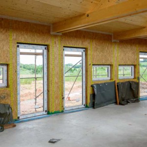 Die Fenster der Tierraum-Flügel sind fertig eingebaut / © 2014 Arche KaNaum (NH)