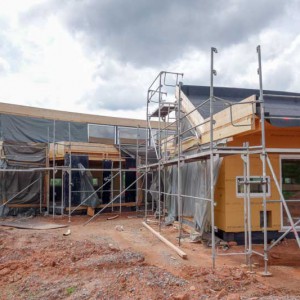 Während des Fenstereinbaus bleiben die noch vorhandenen Öffnungen zum Schutz gegen Feuchtigkeit mit Folie verkleidet / © 2014 Arche KaNaum (NH)