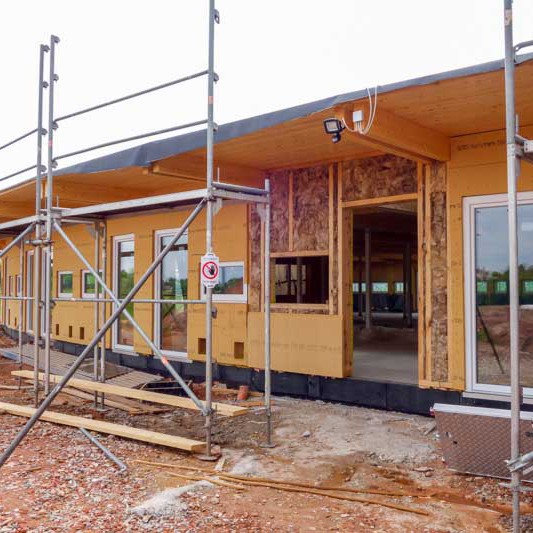 Die bereits gedämmten Außenwände der Tierraum-Flügel bekommen eine weitere Schicht / © 2014 Arche KaNaum (NH)