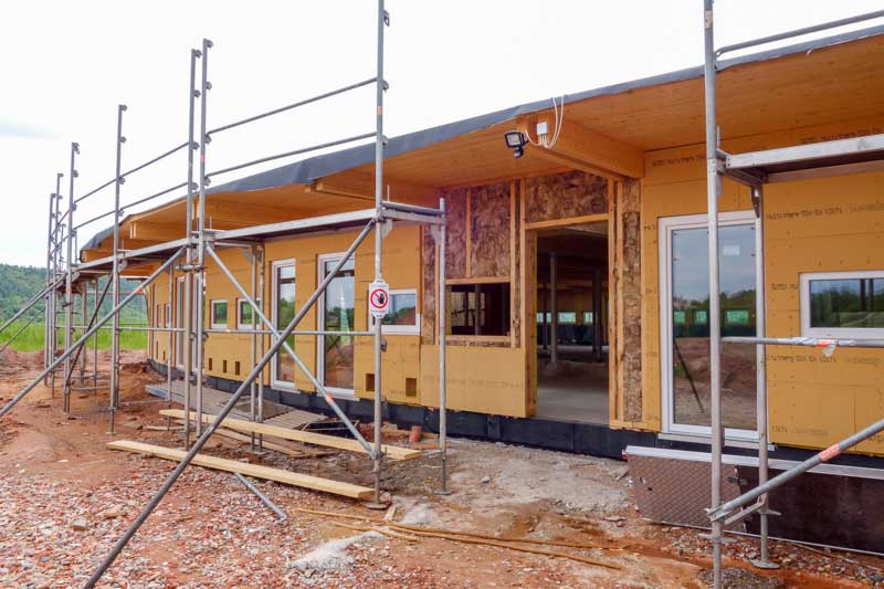 Die bereits gedämmten Außenwände der Tierraum-Flügel bekommen eine weitere Schicht / © 2014 Arche KaNaum (NH)