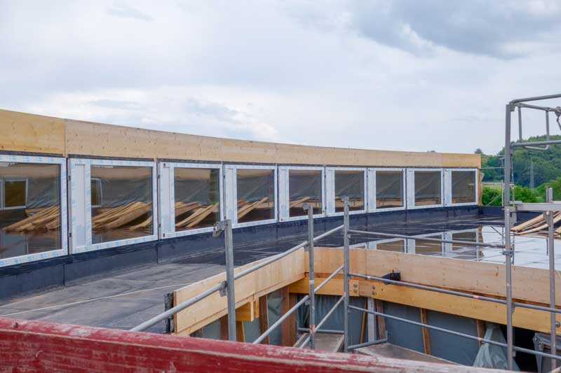 Blick auf die fertig eingebauten Dachfenster des Ostflügels / © 2014 Arche KaNaum (NH)