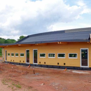 Die Außenwände des Ostflügels sind erst einmal fertig aufgebaut / © 2014 Arche KaNaum (NH)