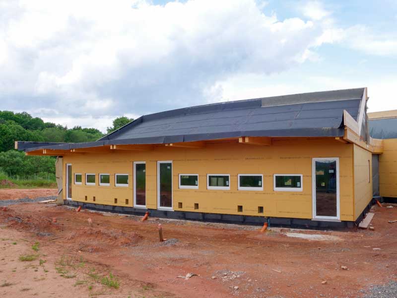 Die Außenwände des Ostflügels sind erst einmal fertig aufgebaut / © 2014 Arche KaNaum (NH)