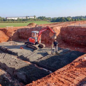 Die Baugrube für den Keller ist ausgehoben und der Untergrund wird befestigt / © 2013 Arche KaNaum (NH)