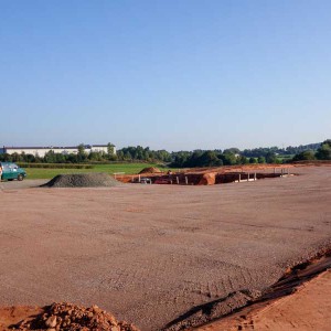 Auch der befestigte Untergrund für die Tierräume ist schon vorbereitet! / © 2013 Arche KaNaum (NH)