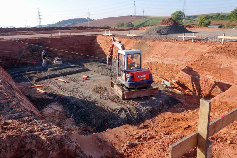 Die Baugrube für den Keller ist ausgehoben und der Untergrund wird befestigt / © 2013 Arche KaNaum (NH)