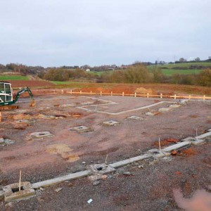 Blick auf die Fundamente für die Tierräume des Westflügels unseres Tierhauses / © 2013 Arche KaNaum (NH)