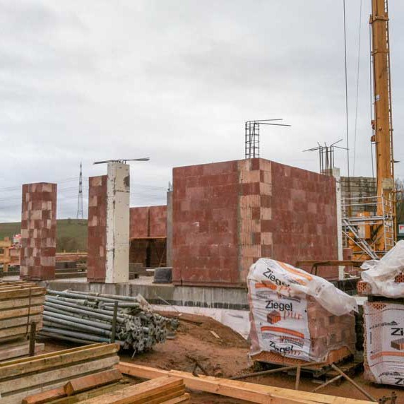 Die ersten Wände des Erdgeschosses unseres Tierhauses werden hochgezogen / © 2013 Arche KaNaum (DN)