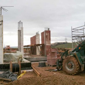 Die ersten Wände des Erdgeschosses unseres Tierhauses werden hochgezogen / © 2013 Arche KaNaum (DN)