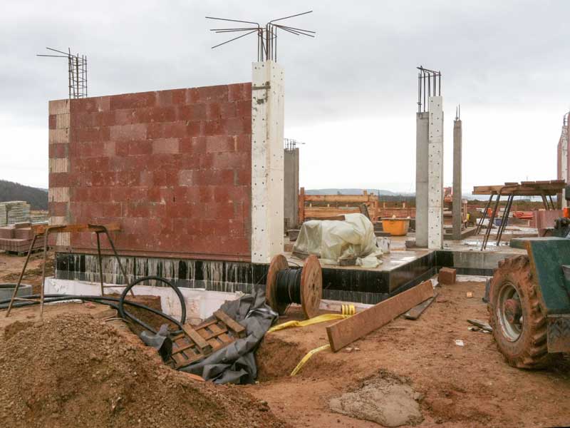 Die ersten Wände des Erdgeschosses unseres Tierhauses werden hochgezogen / © 2013 Arche KaNaum (DN)