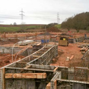 Die ersten Wände des Erdgeschosses unseres Tierhauses werden hochgezogen / © 2013 Arche KaNaum (DN)