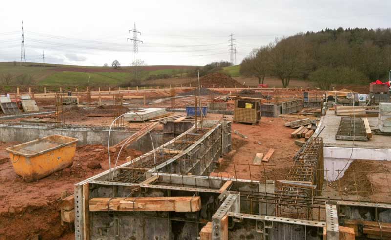 Die ersten Wände des Erdgeschosses unseres Tierhauses werden hochgezogen / © 2013 Arche KaNaum (DN)