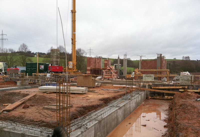 Weitere Erdarbeiten und neue Fundamente für die nicht unterkellerten Räume unseres Tierhauses / © 2013 Arche KaNaum (DN)