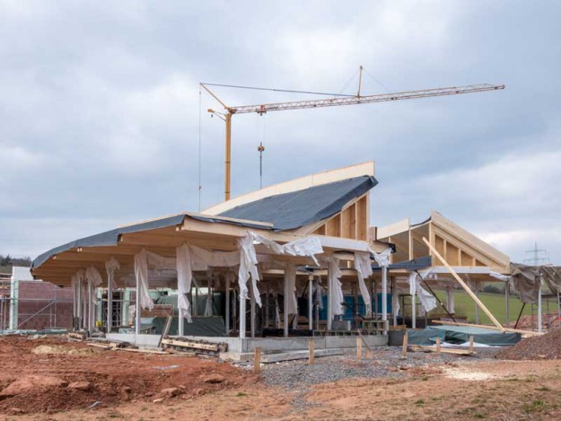 Aufbau des Dachs am Ostflügel Aufbau des Dachs am Ostflügel / © 2014 Arche KaNaum (NH)