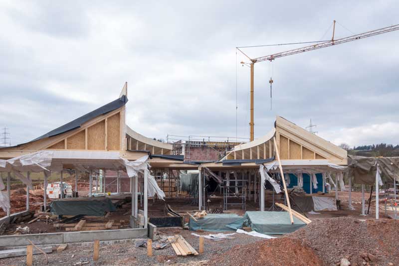 Aufbau des Dachs am Ostflügel / © 2014 Arche KaNaum (NH)