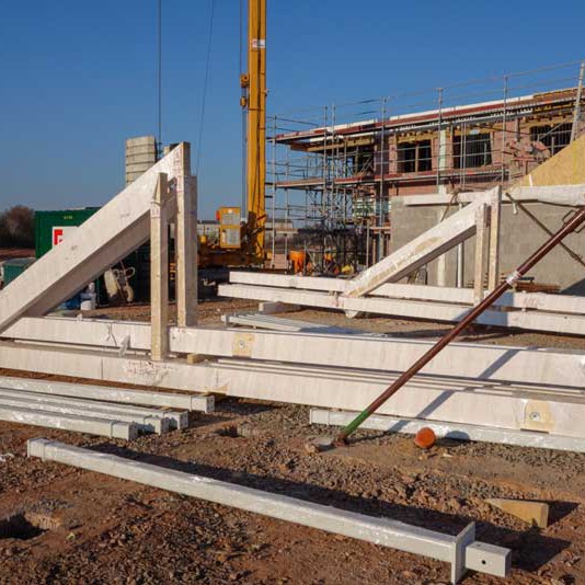 Beginn des Aufbaus der Unterkonstruktion für den Westflügel / © 2014 Arche KaNaum (NH)