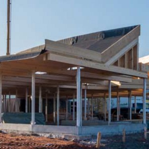 Aufbau des Dachs am Ostflügel / © 2014 Arche KaNaum (NH)